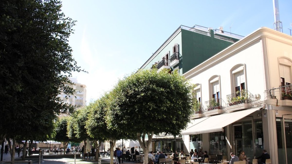 Ambiente en las terrazas de la plaza Marqués de Heredia de Almería.