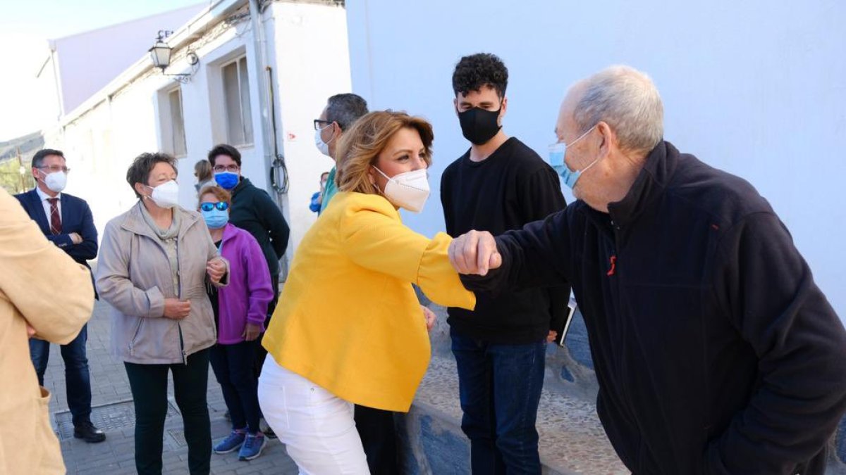 Susana Díaz saluda a vecinos de Las Tres Villas.