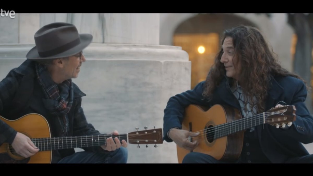Ariel Rot y Tomatito improvisan con sus guitarras junto al Pingurucho de la Plaza Vieja.