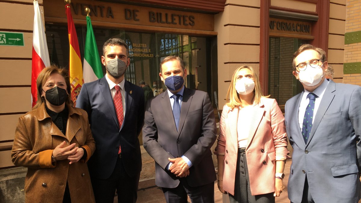 En el centro, alcalde, ministro y consejera, esta mañana, en la vieja estación de tren de Almería.