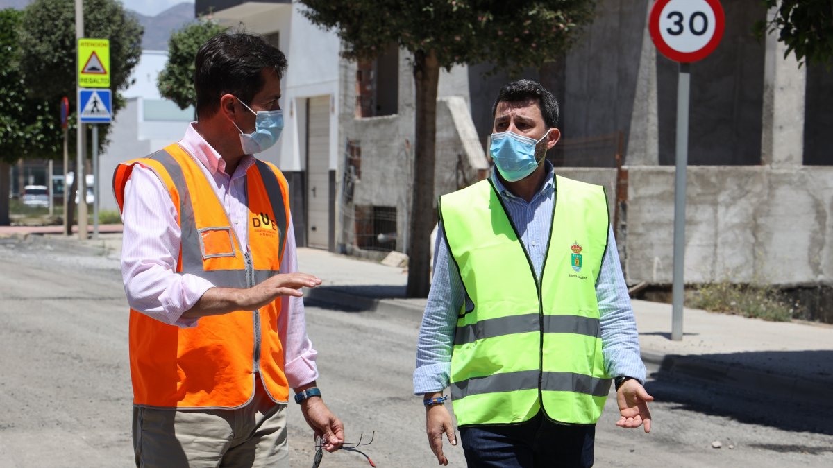 El alcalde en una visita a unas actuaciones.