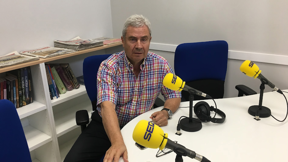 Javier Serrano en los estudios de SER Almería.