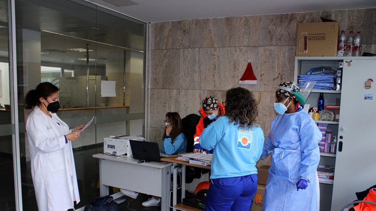 Personal sanitario en la Bola Azul de Almería.