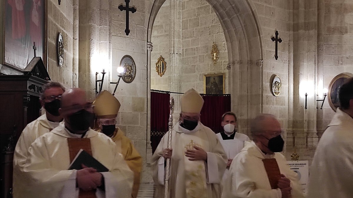 El obispo coadjutor y el diocesano, juntos en la primera misa de Gómez Cantero.