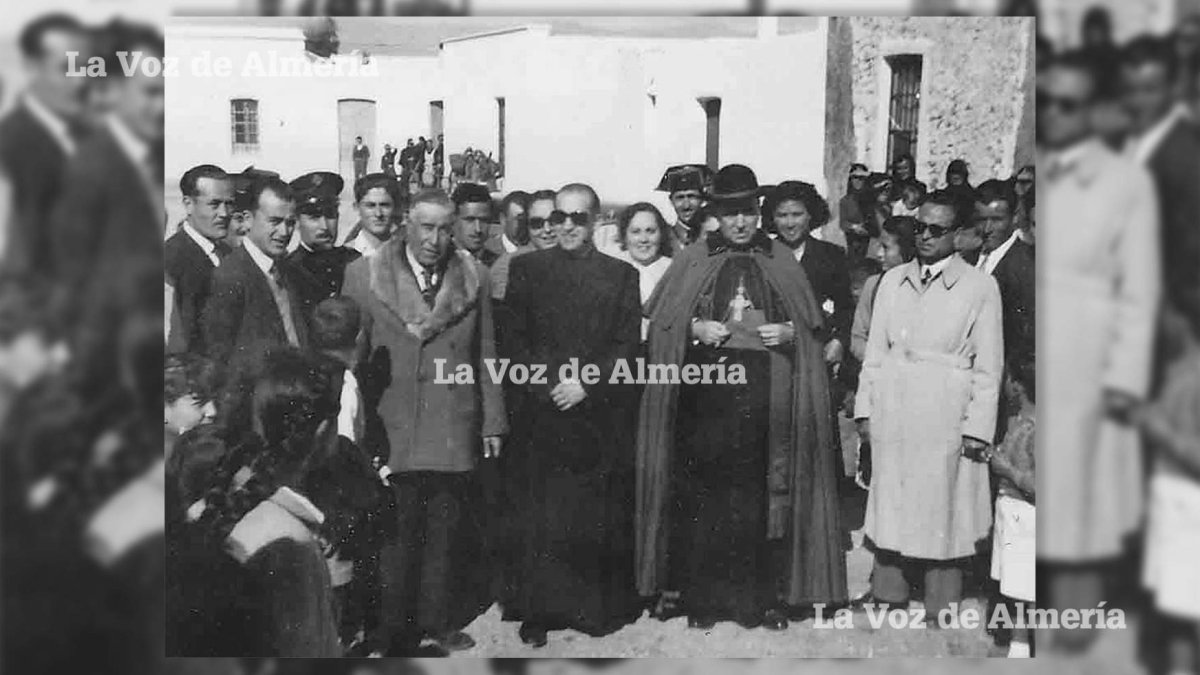 José Pozo Quesada con su zamarra de cuero con piel de borrego, inaugurando las casas de las Salinas de Cabo de Gata.