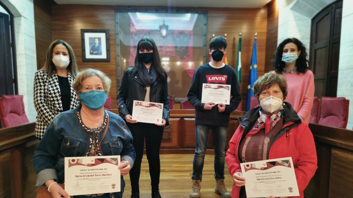 Ganadora del concurso con las concejalas veratenses.