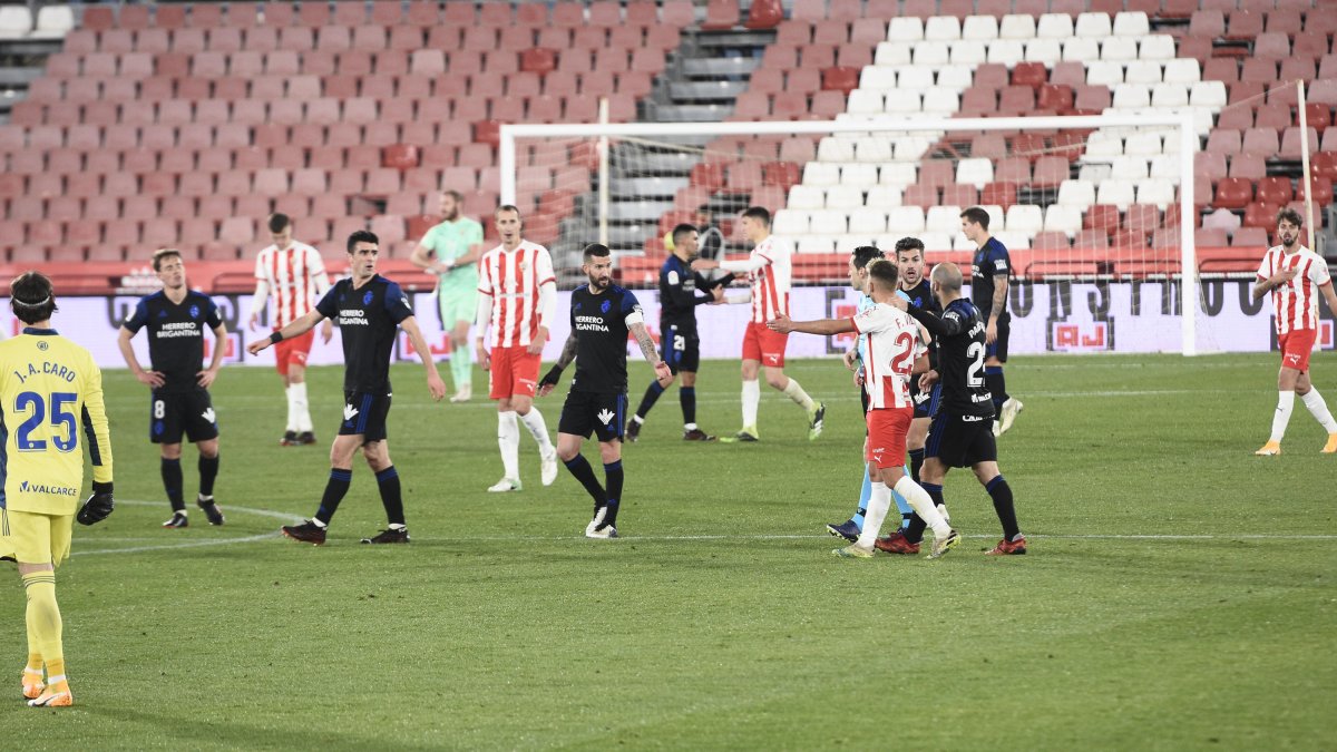 En la primera vuelta también hubo alta tensión después del pitido final.