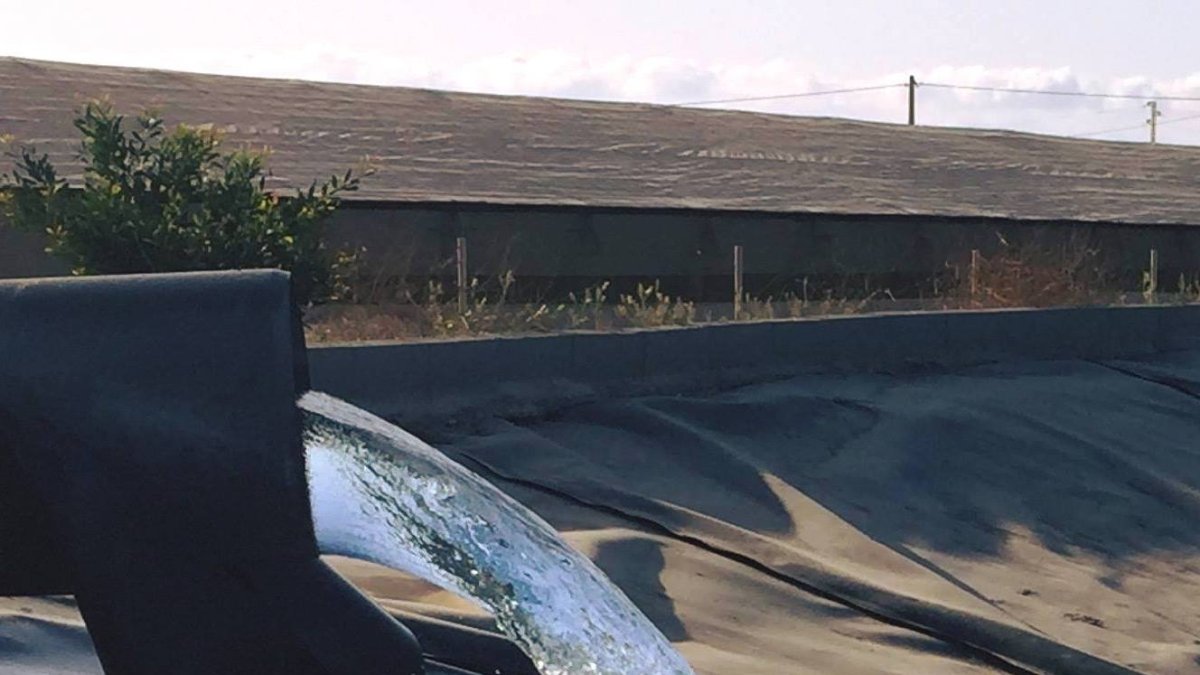 Fotografía de un embalse de agua.