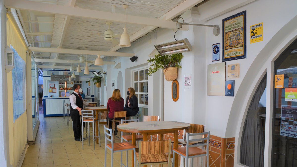 Terraza del restaurante, que abrió ayer sus puertas.