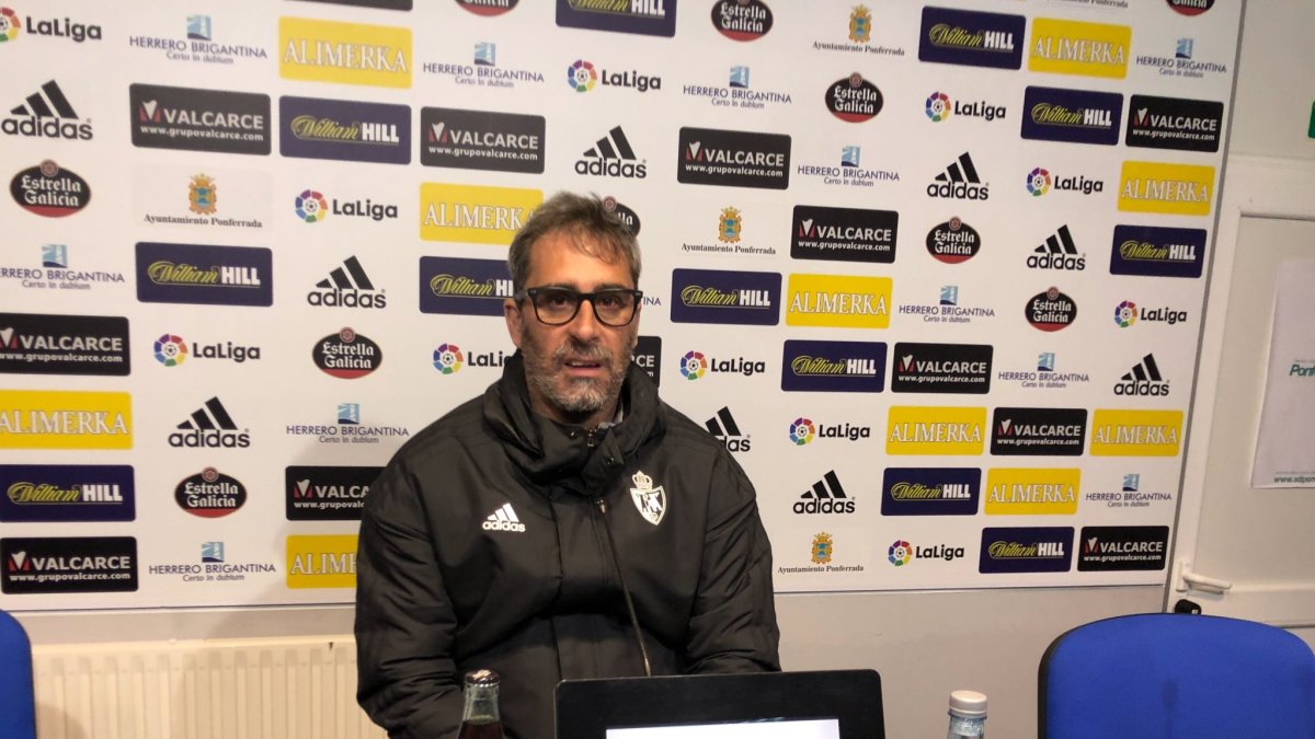 Jon Pérez Bolo analizó en rueda de prensa al Almería.
