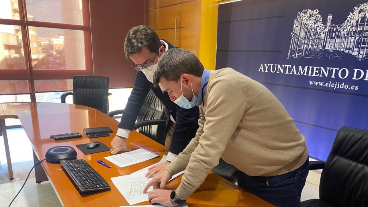 El alcalde junto al concejal de Obras Públicas.