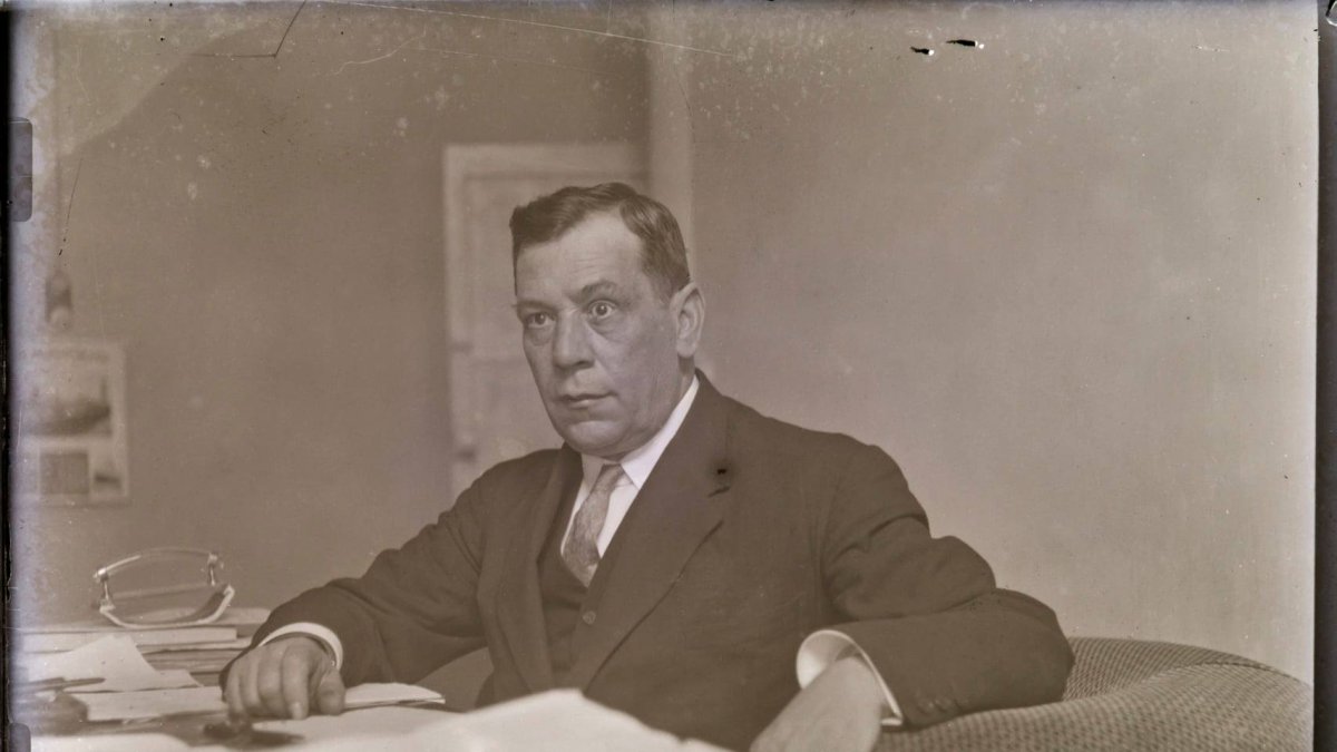 Gabriel Callejón Maldonado en su despacho, ante la cámara de Domingo Fernández Mateos.