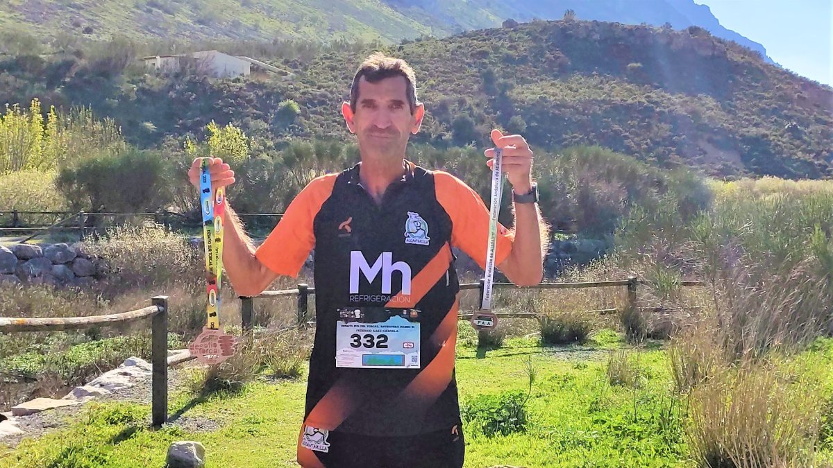 Federico mostrando sus trofeos.