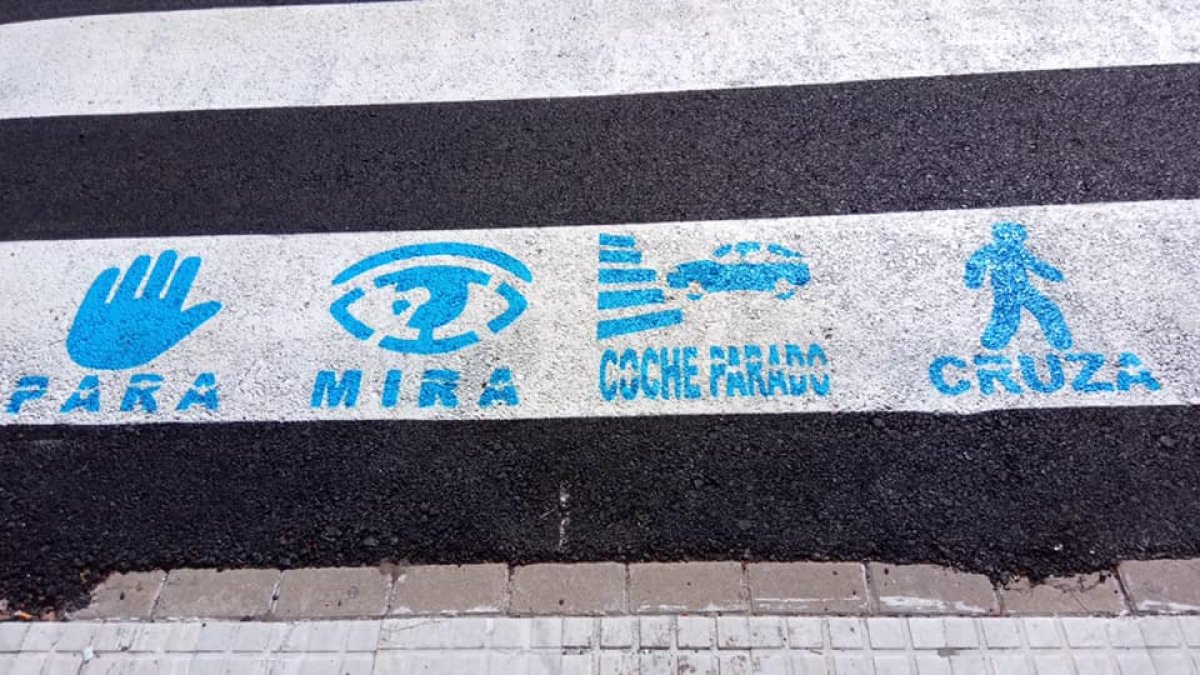 Pictograma en un paso de peatones de Macael.
