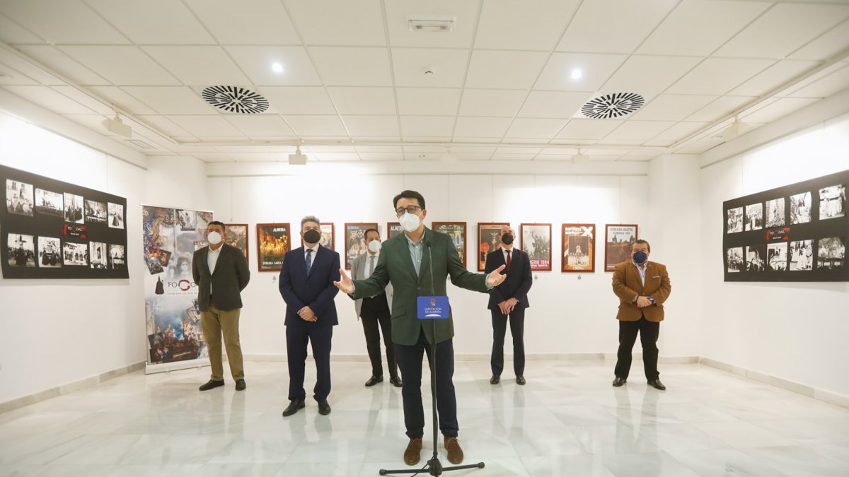 En la exposición se puede observar cómo han ido evolucionando los diferentes pasos y cofradías.