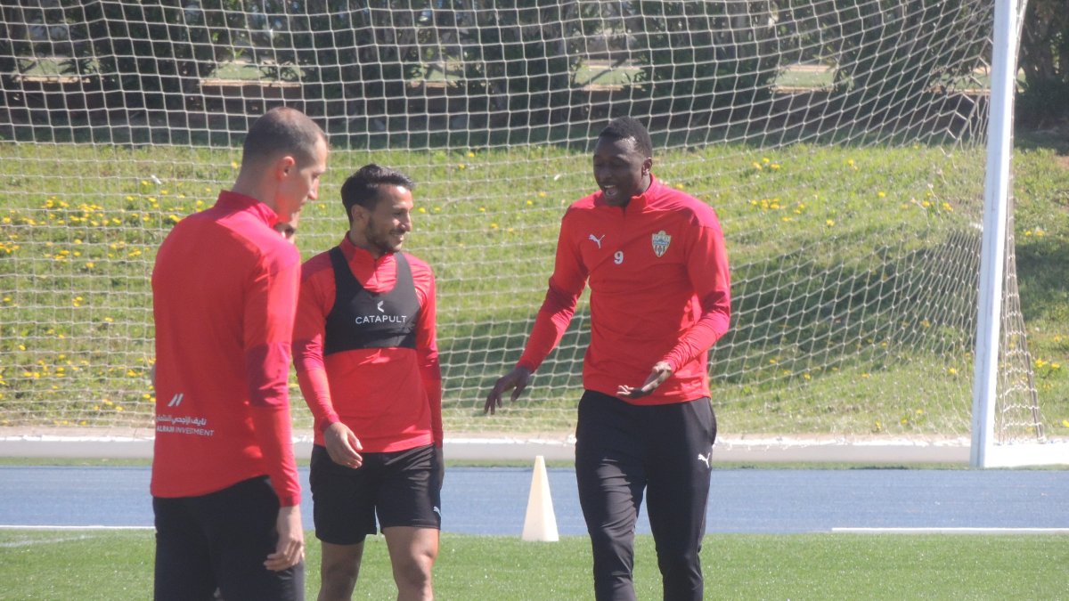 Umar Sadiq hablando con Joao Carvalho.