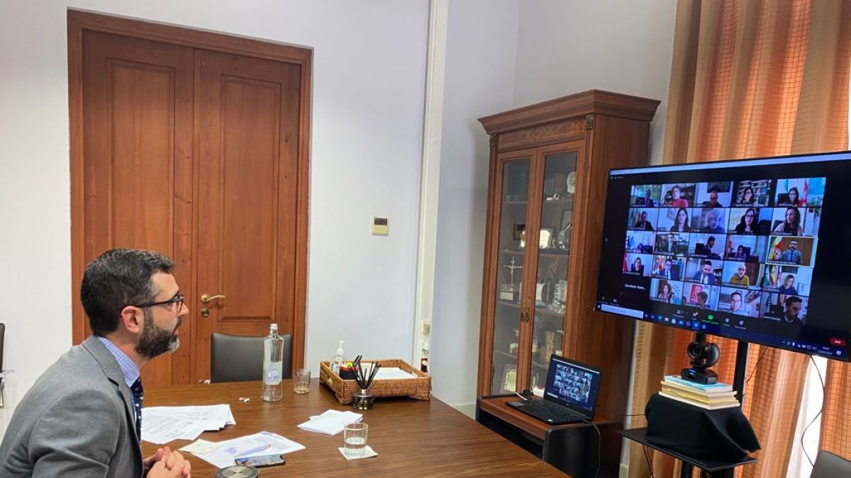 Alcalde durante la realización del pleno telemático