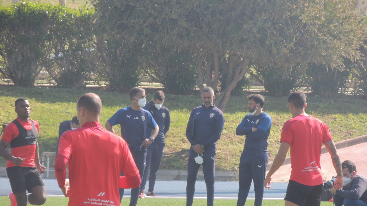 José Gomes hablando con su cuerpo técnico en el Anexo.