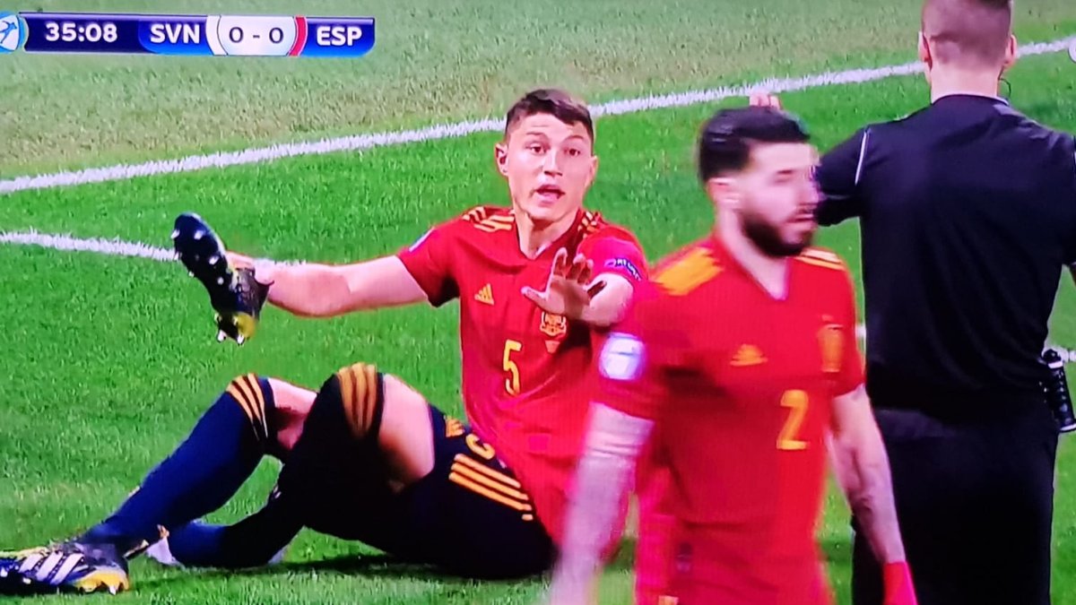 Jorge Cuenca protesta al árbitro en una jugada de la primera mitad.