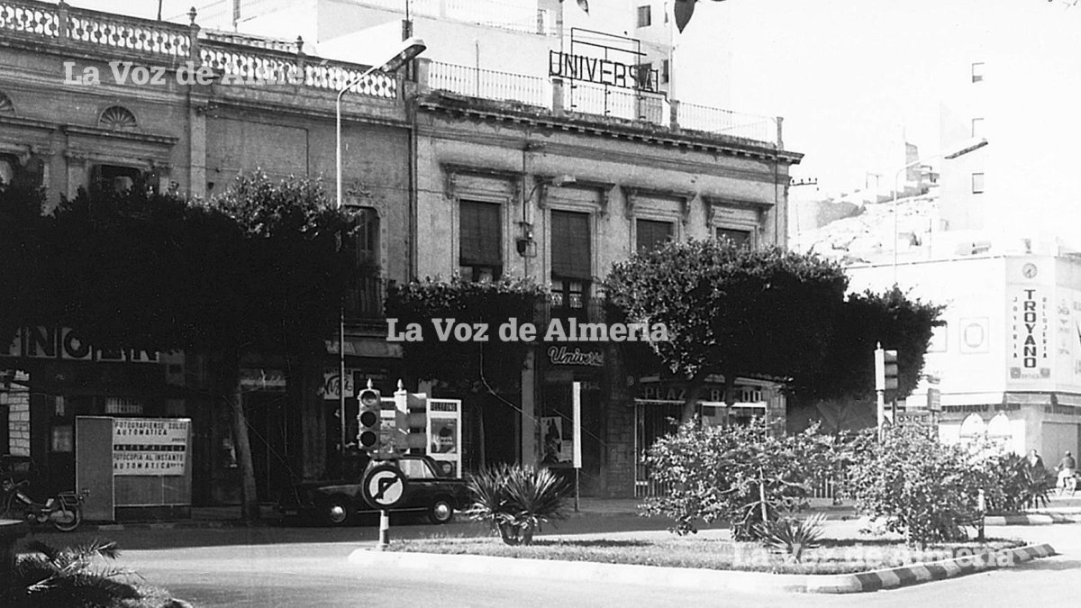 La Puerta de Purchena en 1975. Los nuevos tiempos también se anunciaban en esa moderna máquina, una cabina que hacía fotos sin fotógrafo.