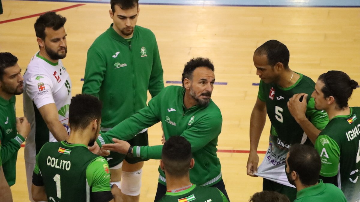 Manolo Berenguel dando órdenes a sus jugadores en Los Pajaritos.