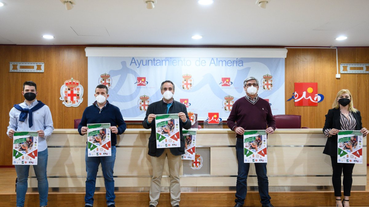 Foto de familia en la presentación del evento en el Estadio.