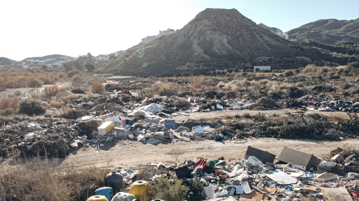 En los márgenes del Río Aguas abundan los vertederos ilegales.