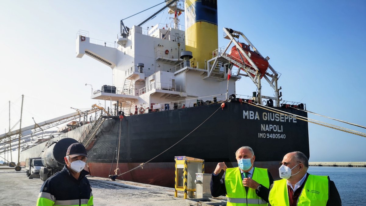 El buque de gran porte MBA Giuseppe zarpó ayer.