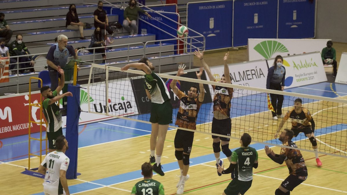 Unicaja Costa de Almería se aferra a la épica.