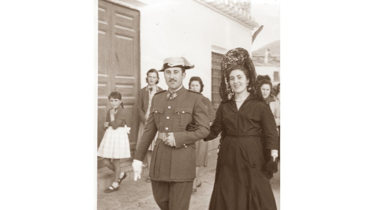 Antonio Echeverría, con el traje de guardia civil el día de su boda, del brazo de su hermana Rosa por las calles de Somontín.