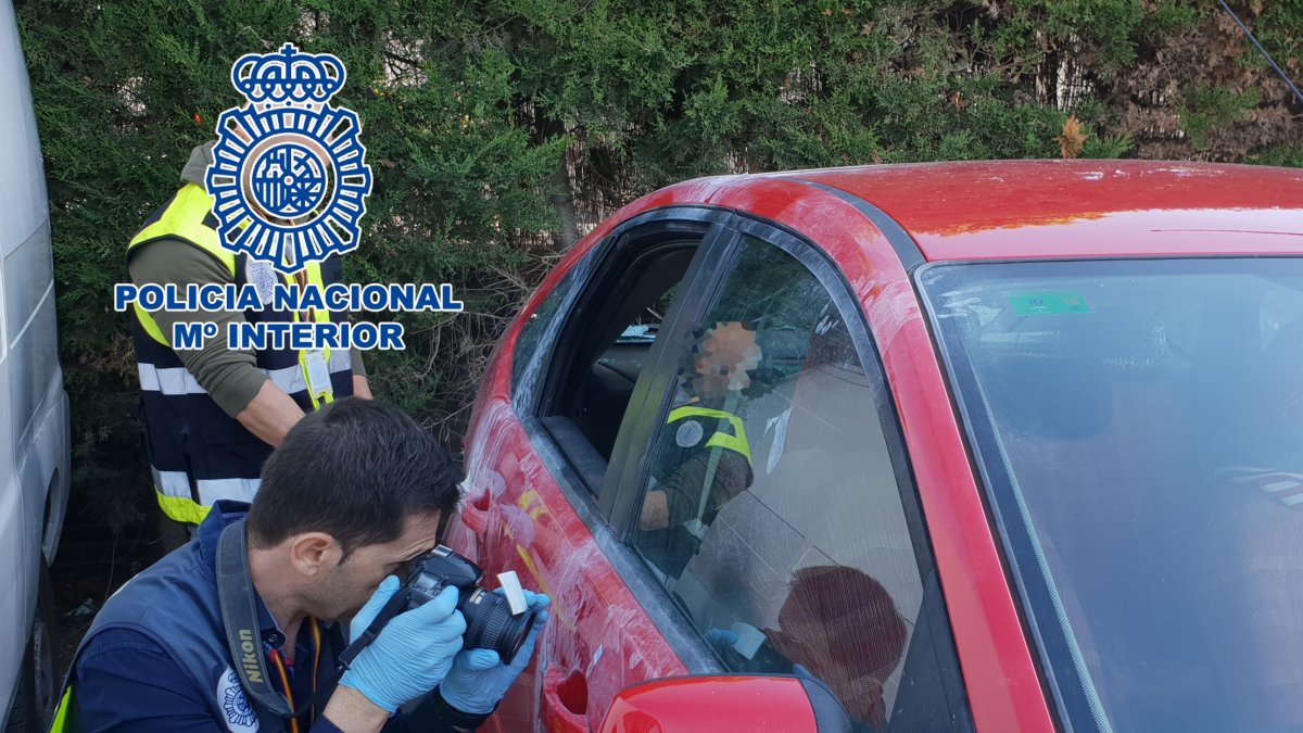 Policías nacionales realizando la investigación de uno de los robos