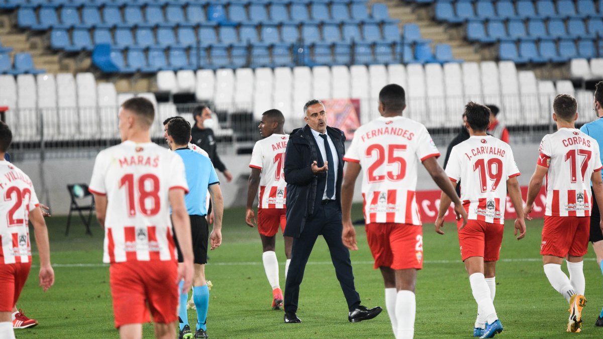 José Gomes trata de explicar a sus futbolistas una injusticia.