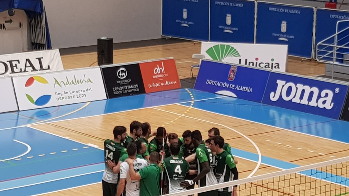 Celebración de Unicaja Costa de Almería después de ganar a Río Duero Soria.