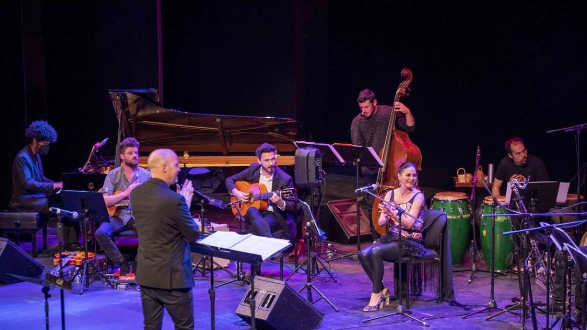 Lionel Hampton y Charles Mingus fueron los primeros artistas que conectaron estos dos géneros.