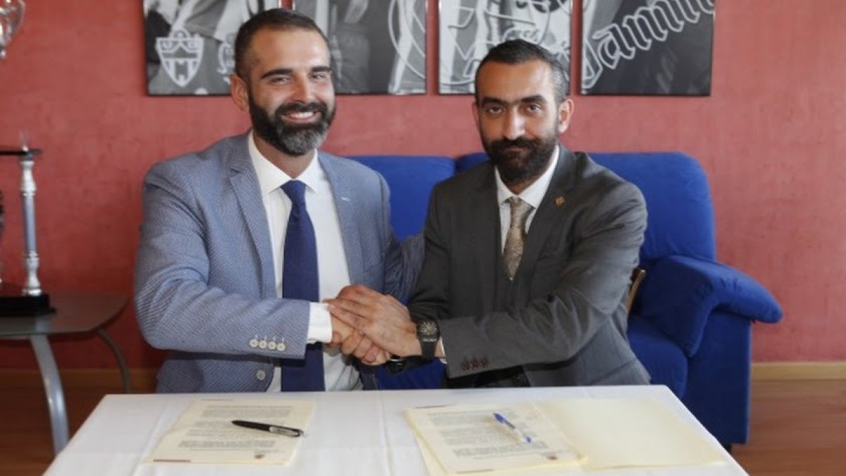 El alcalde y El Assy, consejero delegado rojiblanco.