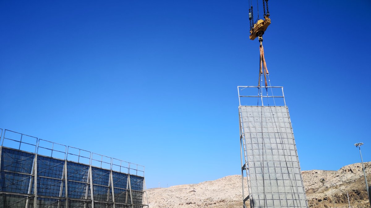 Instalación de las primeras pantallas atrapapolvo en el Puerto de Almería.