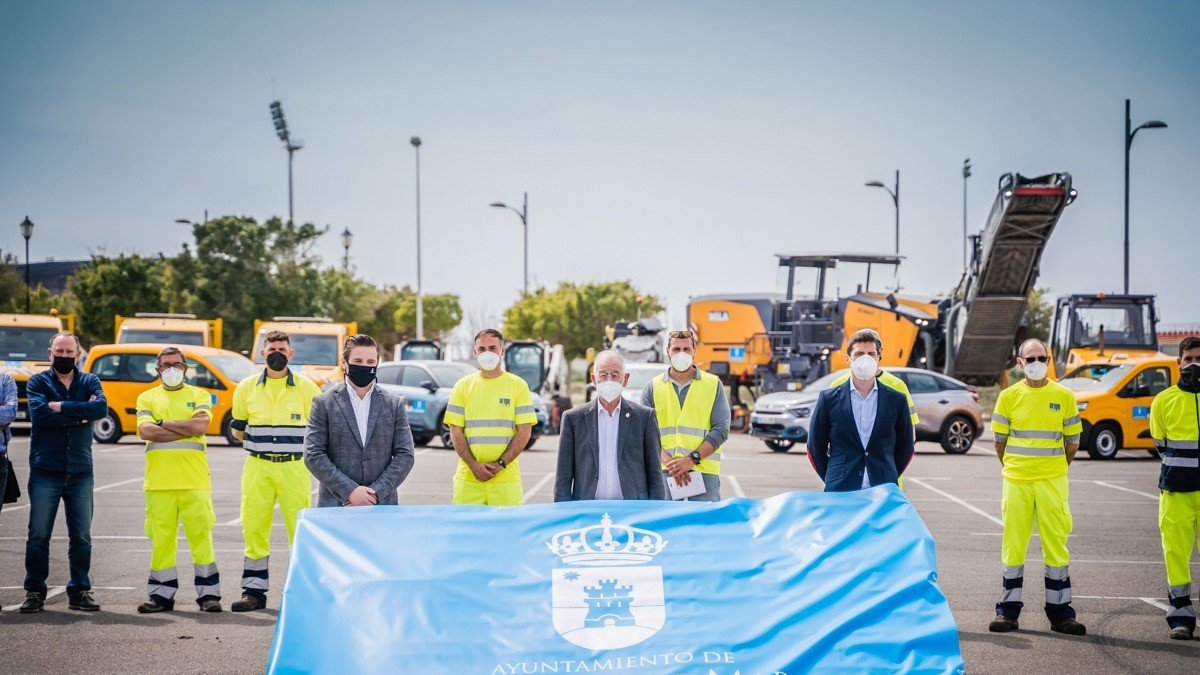 El alcalde y el concejal de Agenda Urbana han comprobado la maquinaria destinada a este importante servicio.