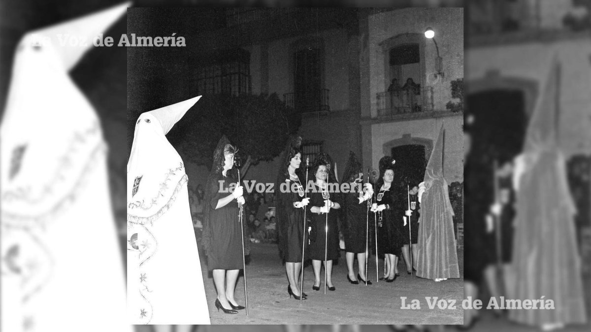 La cofradía del Prendimiento con sus mantillas desfilando por las calles de Almería a comienzos de los años 60.