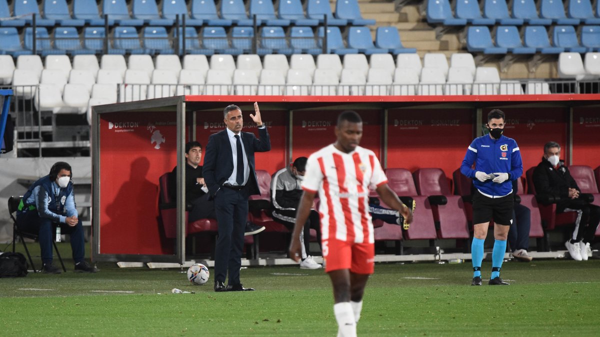 Las órdenes en el Almería se dan desde el banquillo.