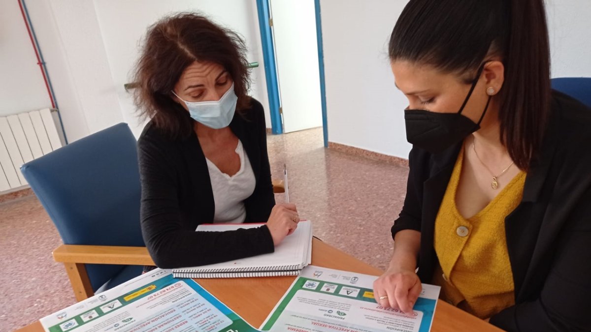 Dolores Fernández y Eva Tortosa trabajando en lso talleres