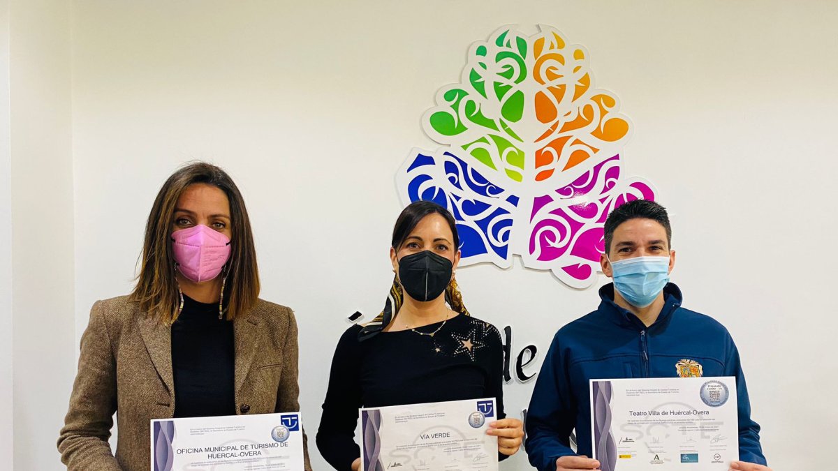 Autoridades y responsables municipales con la certificación del sello.