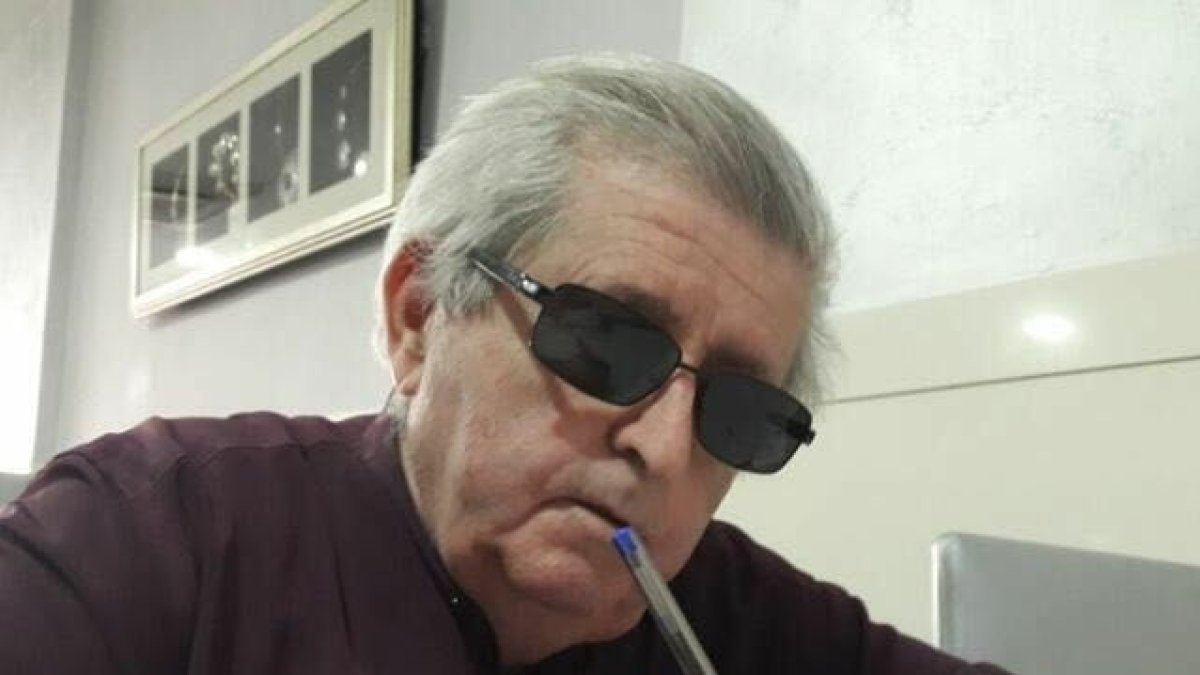 Manolo de la Poza escribiendo en su despacho de LA VOZ DE ALMERÍA.