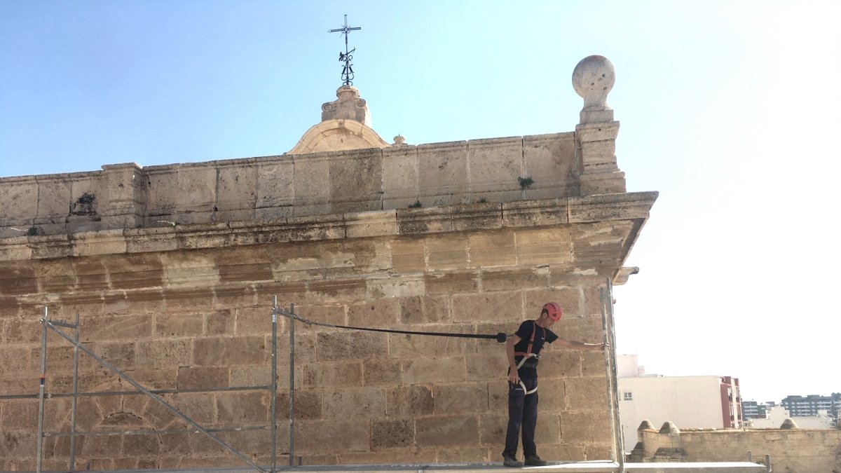 Un trabajador colocando andamios en las obras del campanario de la Catedral.