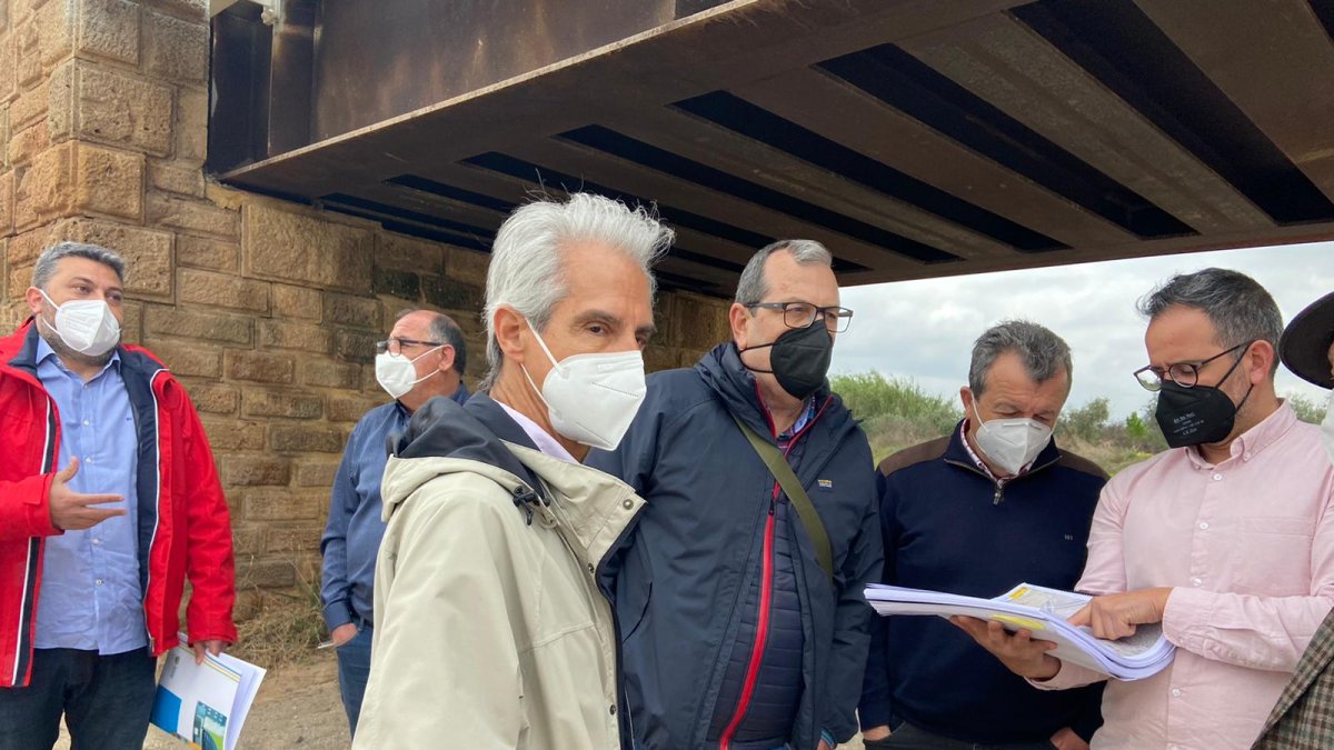Autoridades Loclaes junto a los técnicos de Confederación revisando el proyecto.
