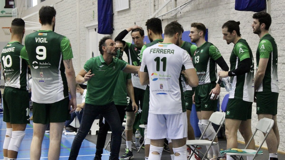 Manolo Berenguel hablando con su equipo en el Moisés Ruiz.
