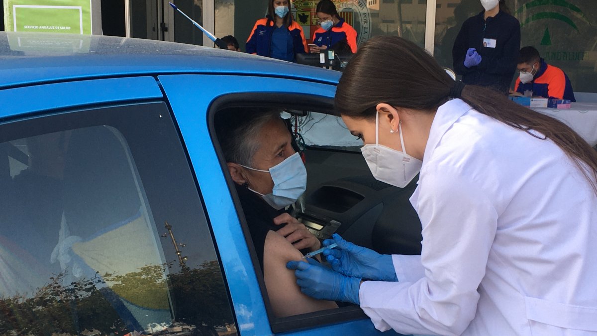 Vacunación con AstraZeneca ayer en Almería.