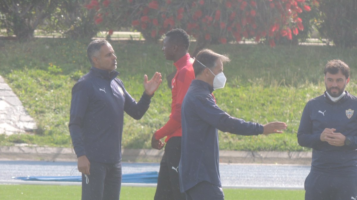 José Gomes hablando con Umar Sadiq en el inicio de la sesión.