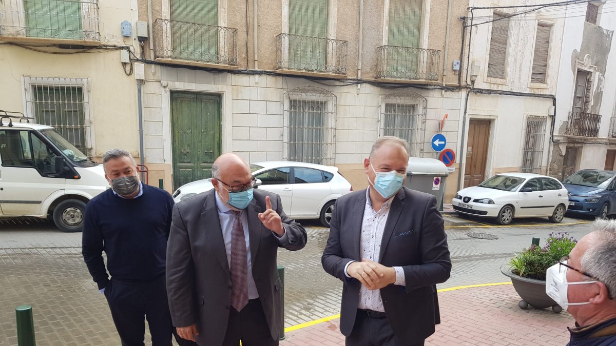 El alcalde asiste a la reunión entre los regantes y SEIASA.