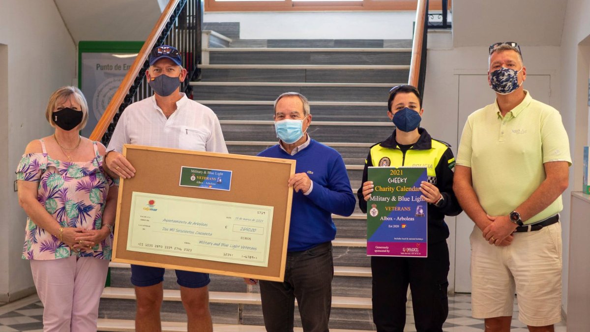 Entrega de parte del dinero recaudado al Ayuntamiento de Arboleas.