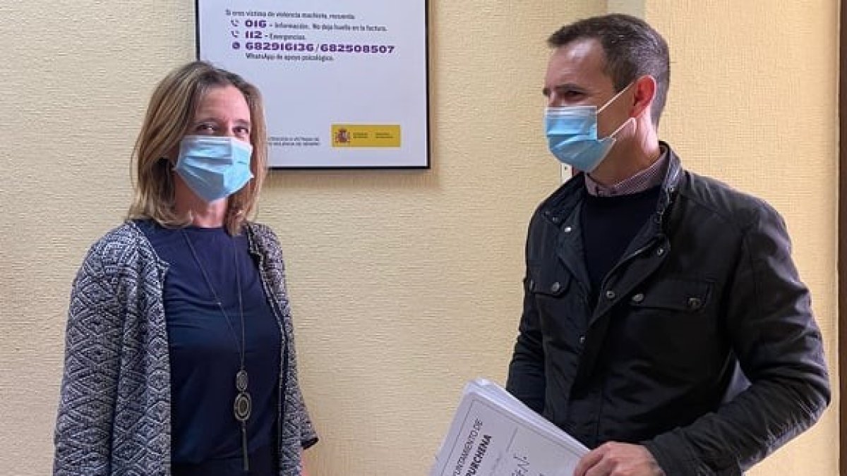 Raquel Contreras y Juan Miguel Tortosa ayer en la subdelegación del Gobierno.